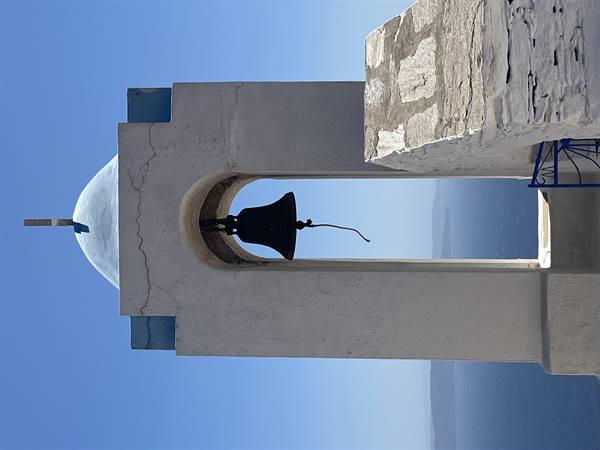 La campana silenziosa custodisce il mare azzurro di quelle isole.