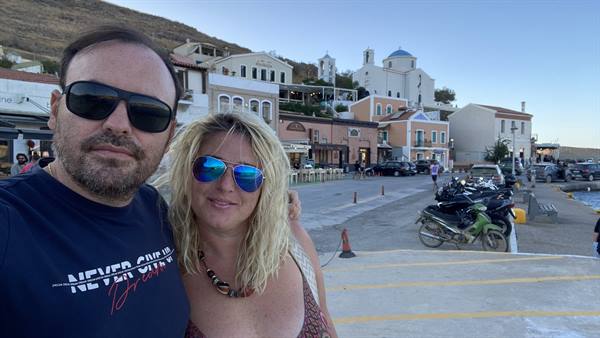 Tramonto greco insieme: un momento semplice, un ricordo per sempre.