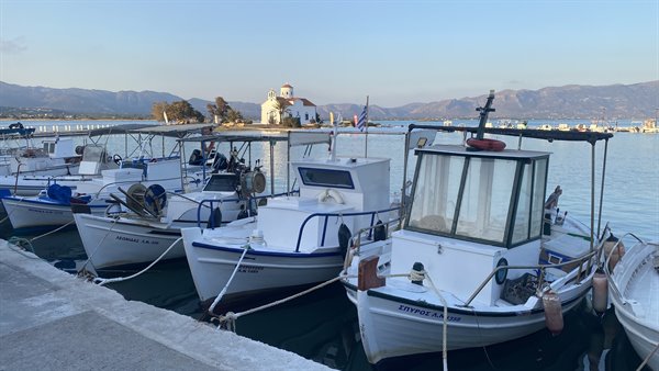 Barche bianche a riposo, chiesa sull'acqua: Grecia che sogna.