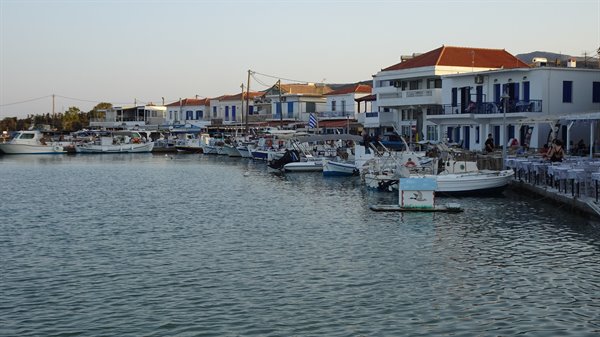 Il porto al tramonto: barche dondolano, il tempo qui rallenta.