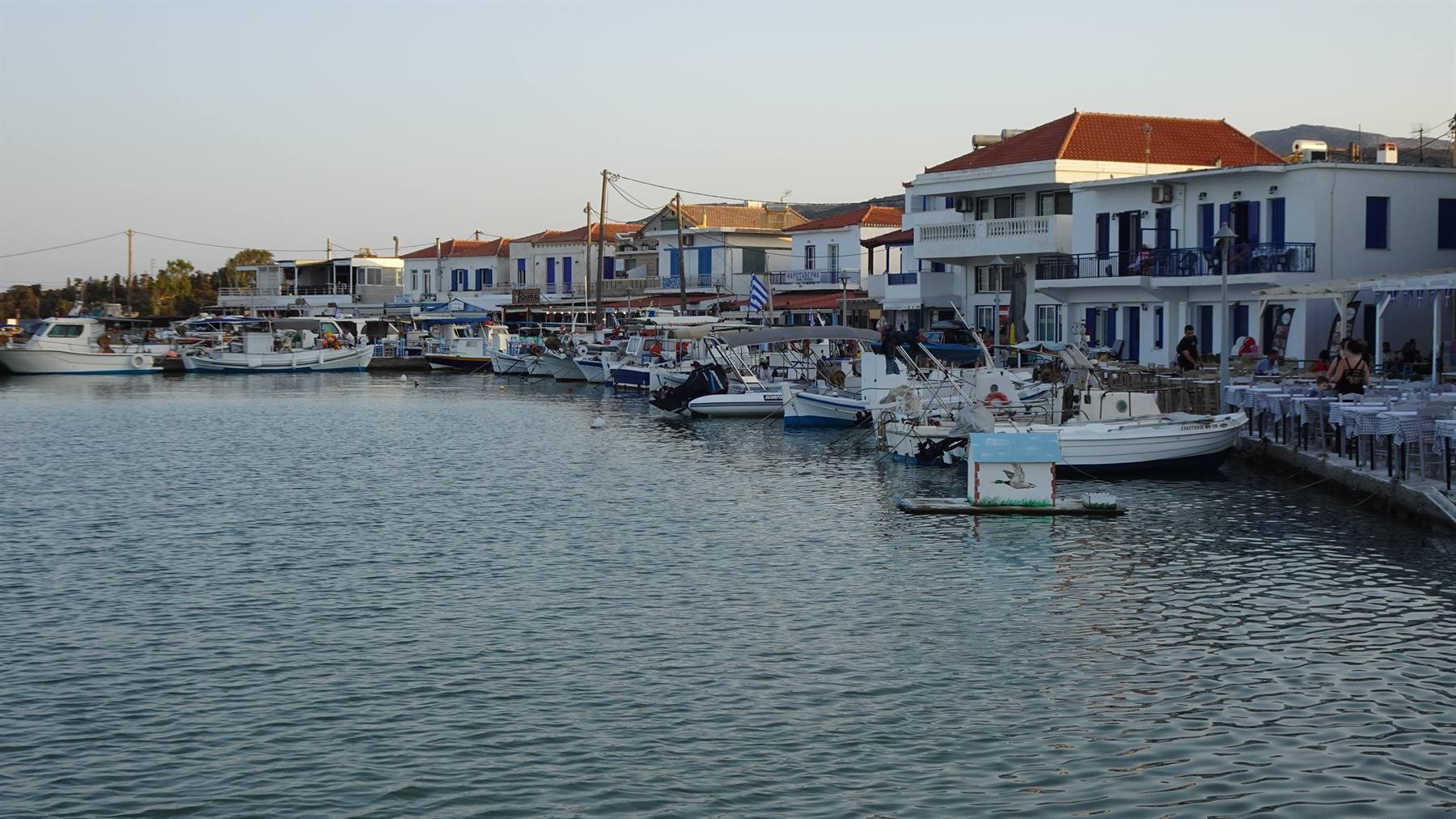 Il porto al tramonto: barche dondolano, il tempo qui rallenta.