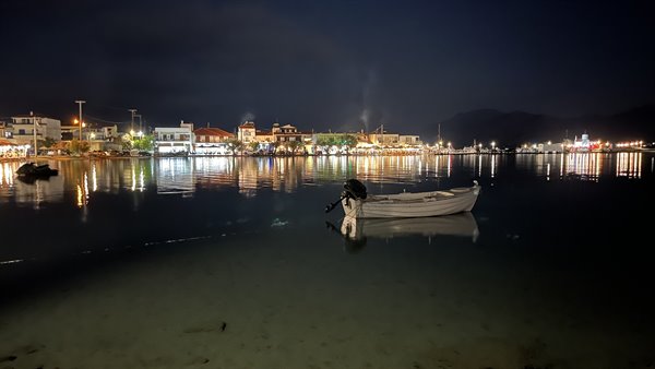 La barca dorme, le luci danzano sull'acqua. Notte magica.