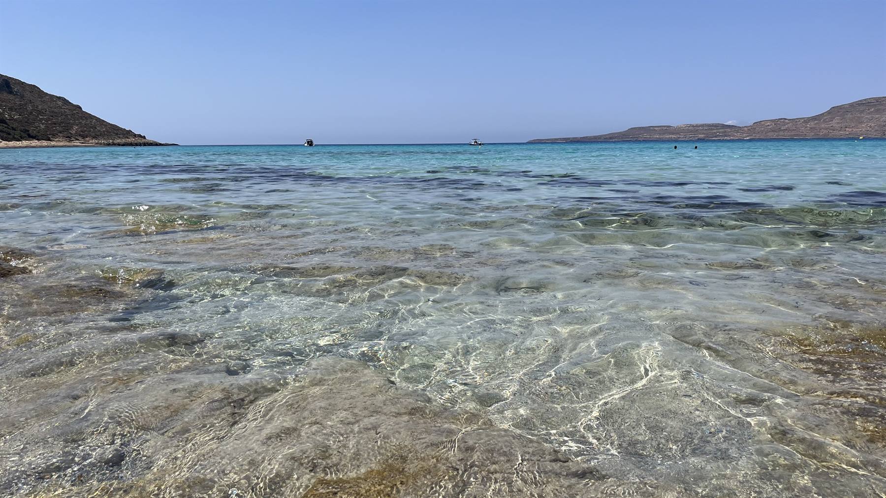 Acqua cristallina che accarezza la riva: il mare ci ha conquistati.