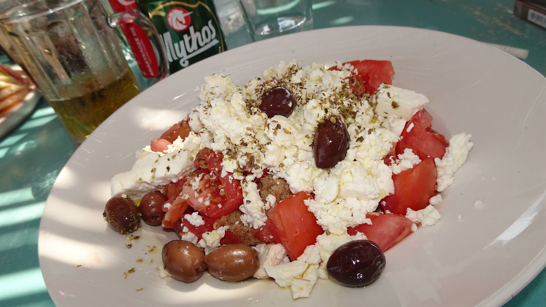 Insalata greca e Mythos al sole: la Grecia sa di vacanza.