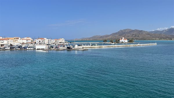 Il porto ci saluta con questo mare turchese indimenticabile.