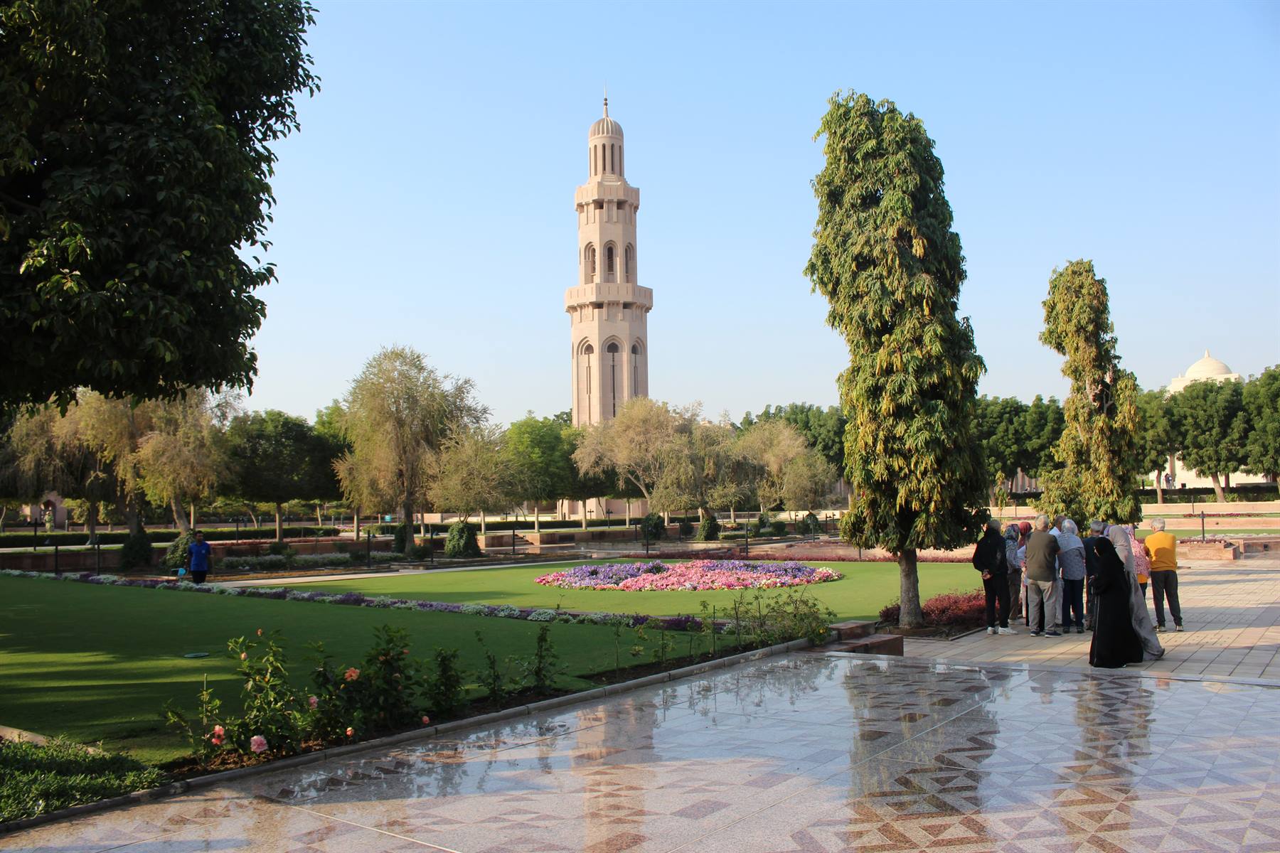 Il minareto sale tra i fiori: un mattino di pace a Mascate.