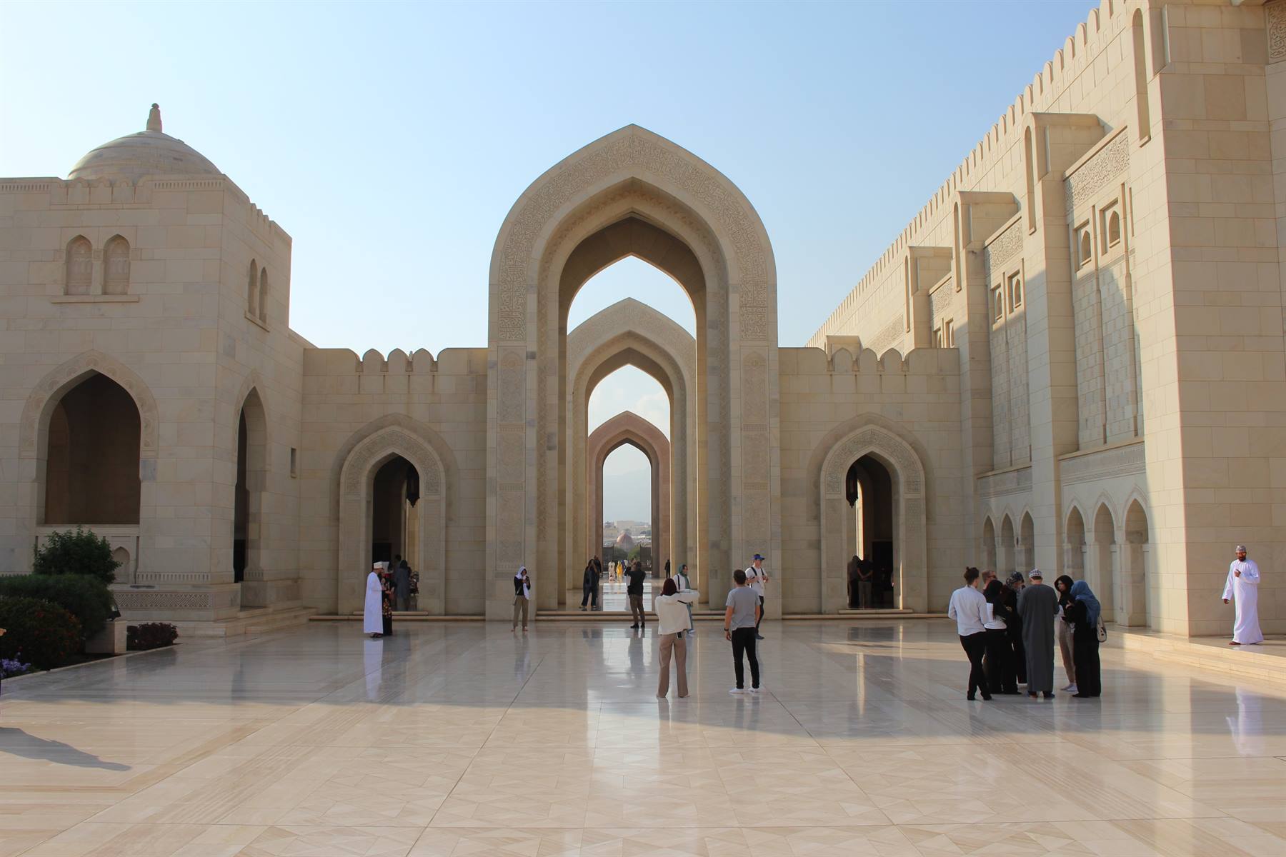 Archi infiniti di pietra chiara: un mattino in Oman che porterò nel cuore.
