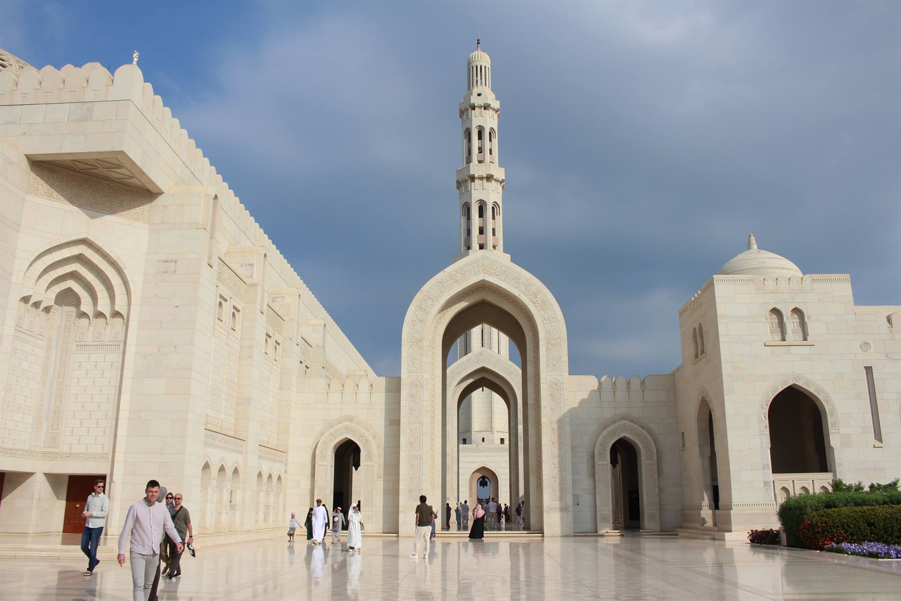 Marmo bianco e silenzio: la moschea del Sultano Qaboos ci ha rapiti.