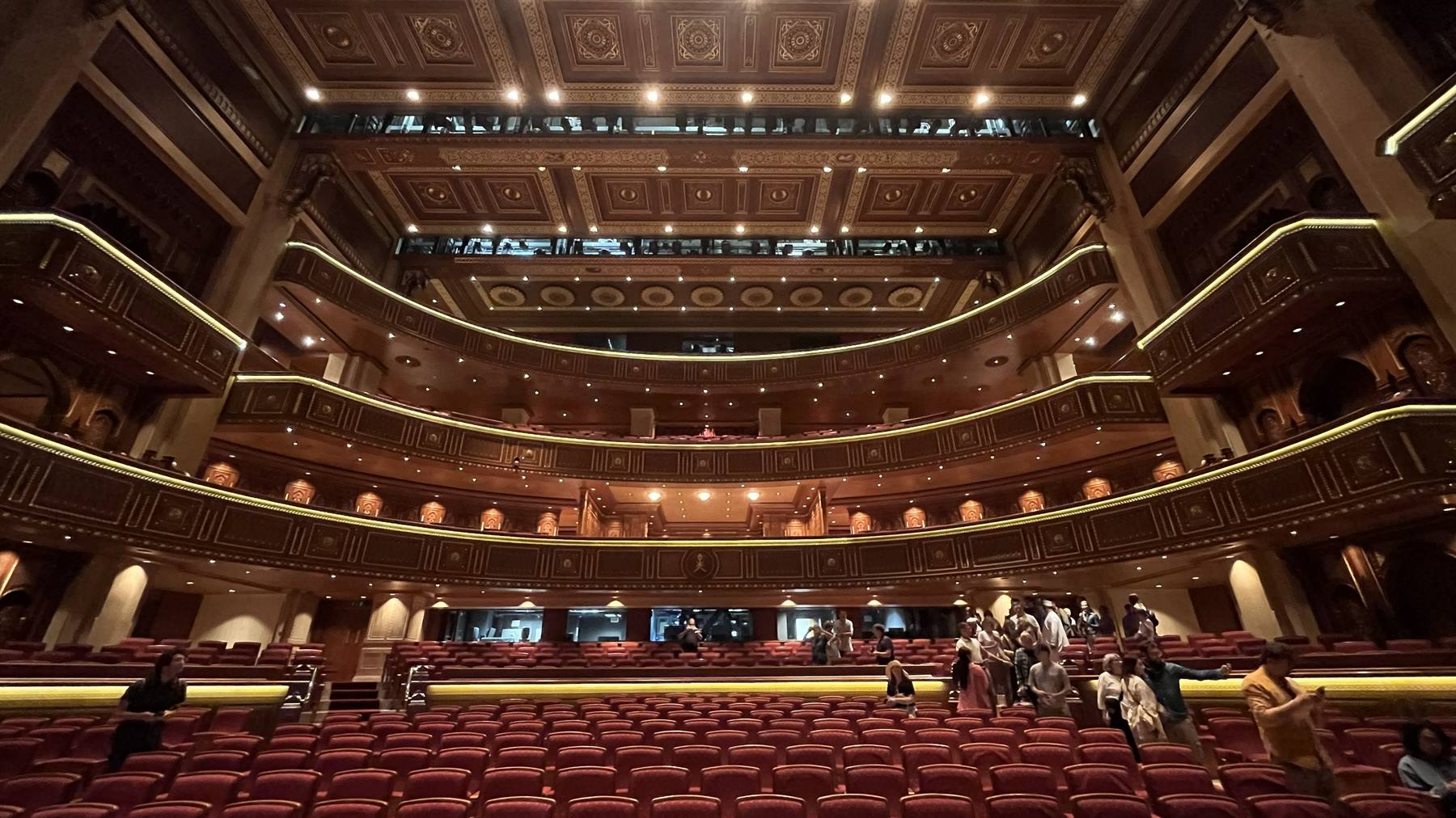 Meraviglia dorata: un teatro che custodisce sogni e applausi eterni.