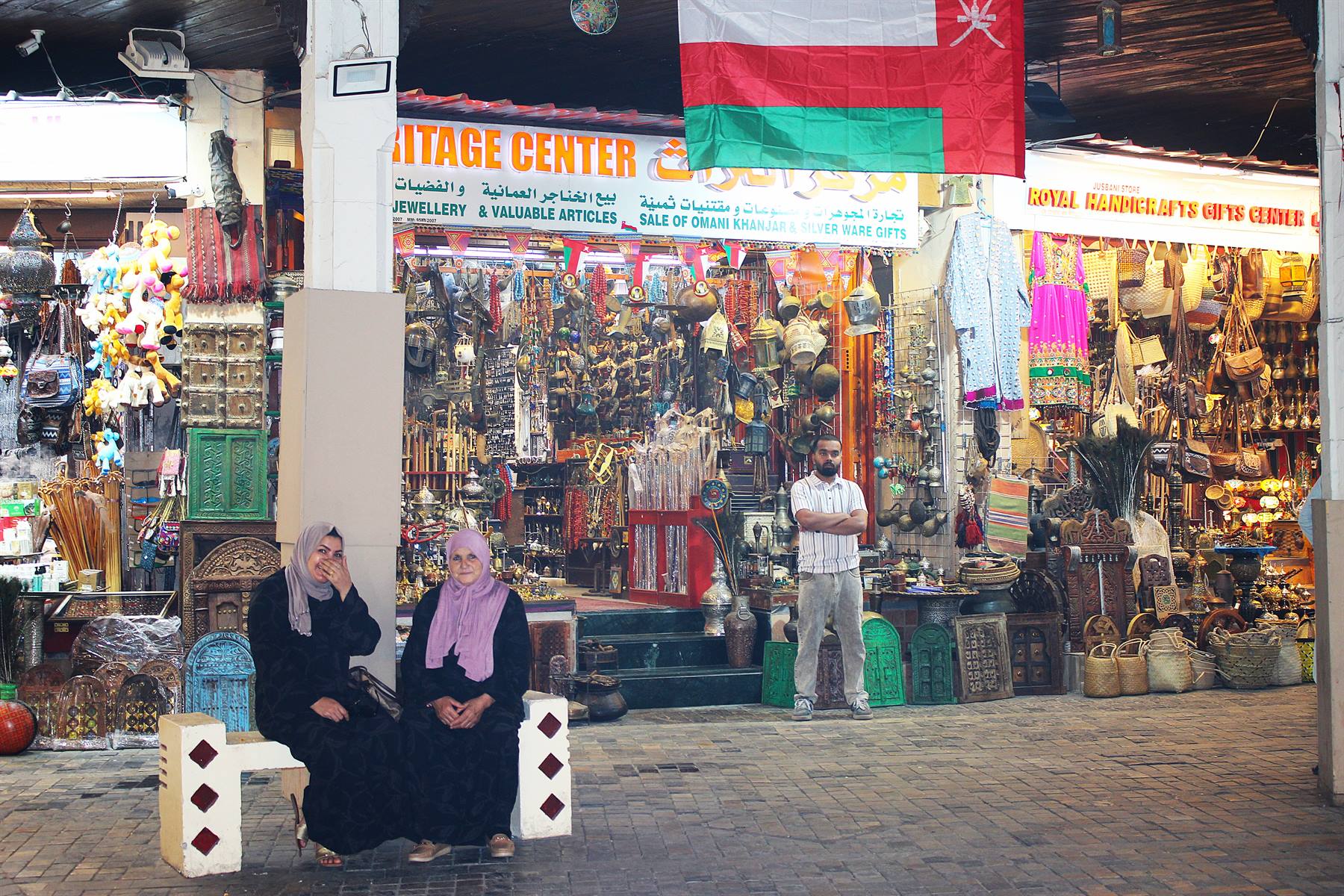 Nel souk di Muscat, colori e sorrisi sotto la bandiera dell'Oman.