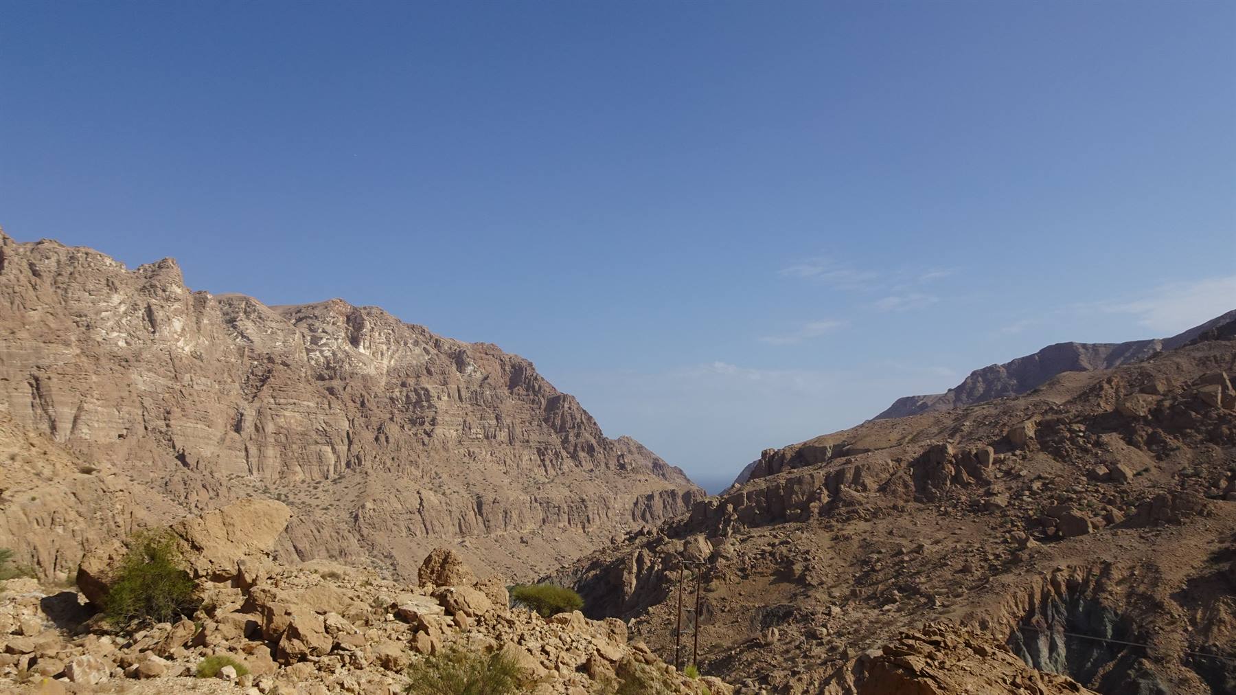 Tra le montagne dorate, il silenzio del deserto mi ha conquistato.