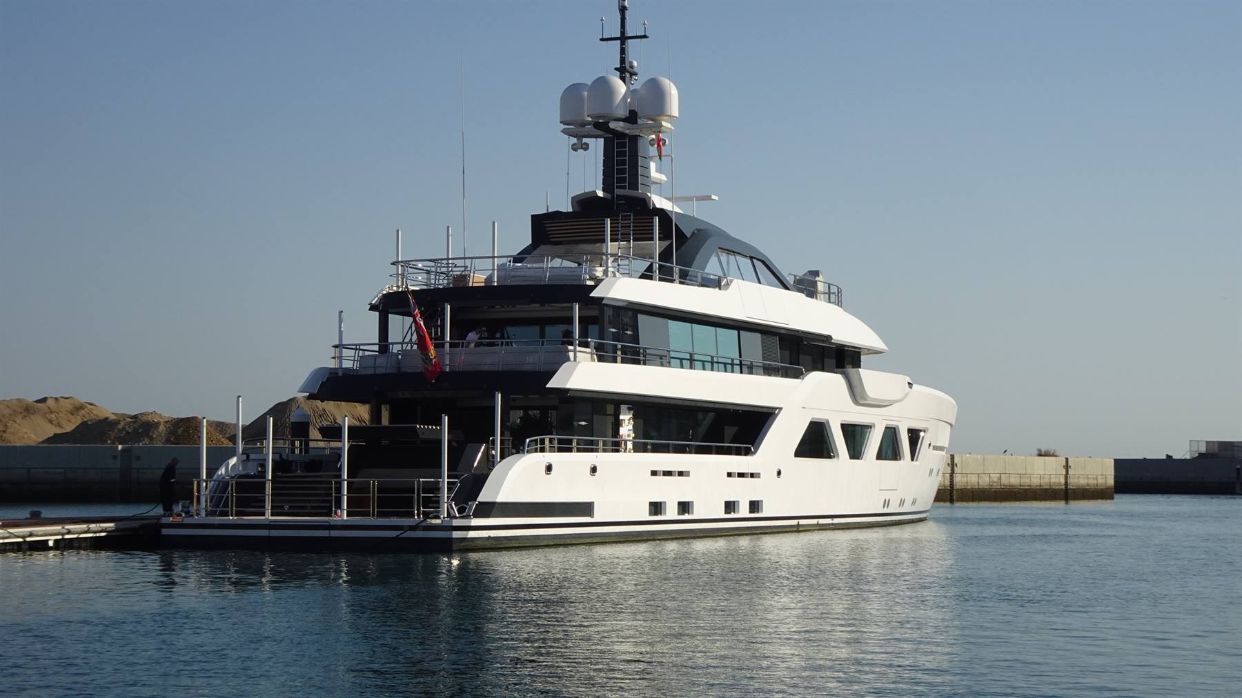 Sotto il cielo limpido, il nostro yacht ci aspetta: oggi parte l'avventura.