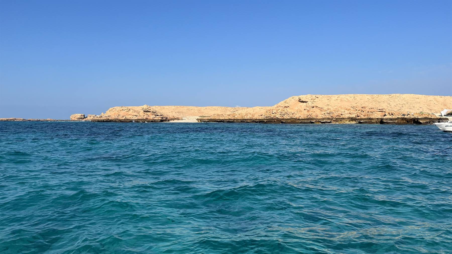 Acque turchesi e costa dorata: un momento che il cuore custodisce.