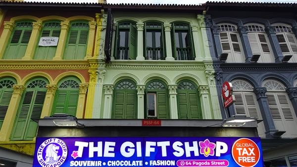Case colorate di Pagoda Street: un sorriso???... no — "Facciate colorate a Singapore, momento rubato