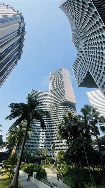 Grattacieli curvi e palme: Singapore ti lascia a bocca aperta.