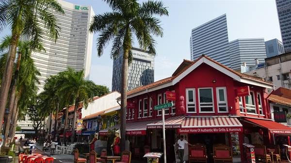 Case rosse e palme tra i grattacieli: Singapore ti sorride.