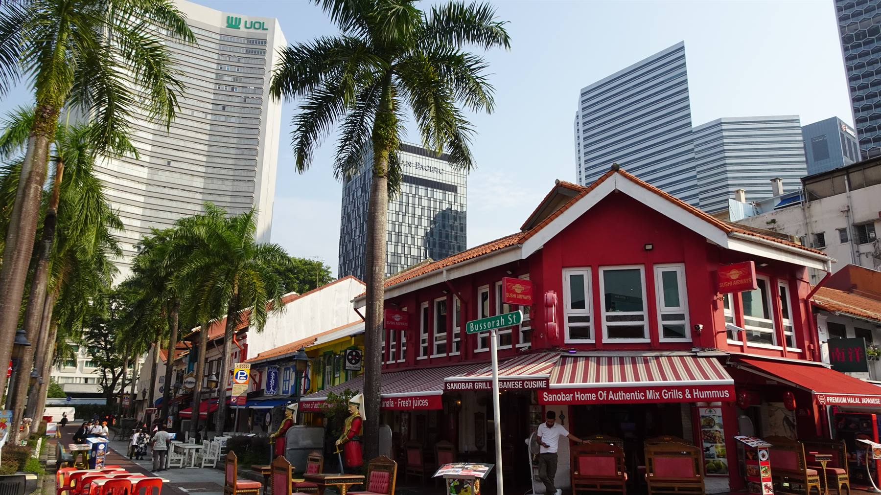Case rosse e palme tra i grattacieli: Singapore ti sorride.