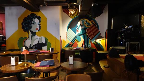 Sera calda in questo localiccio, tra murales colorati e luci soffuse.