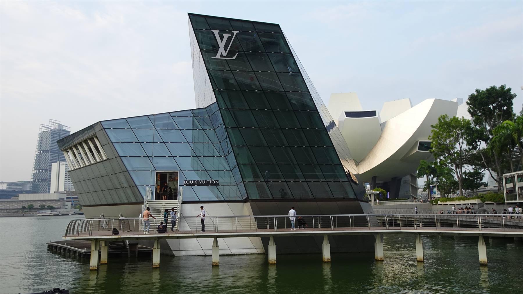 Passeggiata sull'acqua fino alla boutique di vetro, Singapore incanta.