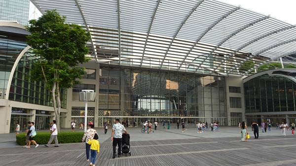 Passeggiata in famiglia davanti a Marina Bay Sands, ricordi che restano nel cuore.