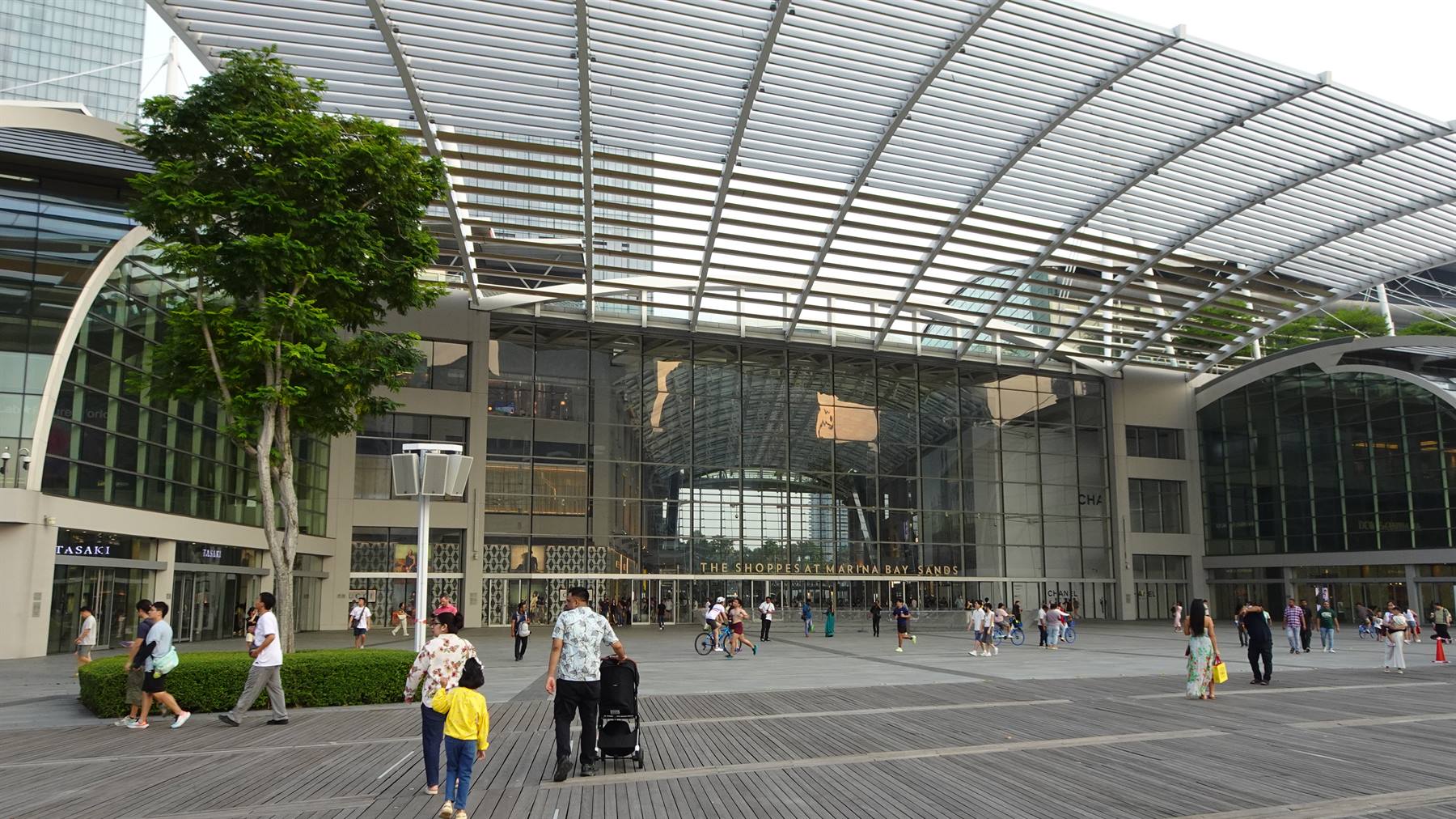 Passeggiata in famiglia davanti a Marina Bay Sands, ricordi che restano nel cuore.