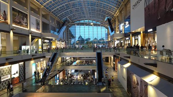 Sera a Marina Bay Sands: luci, vetro e meraviglia ovunque.