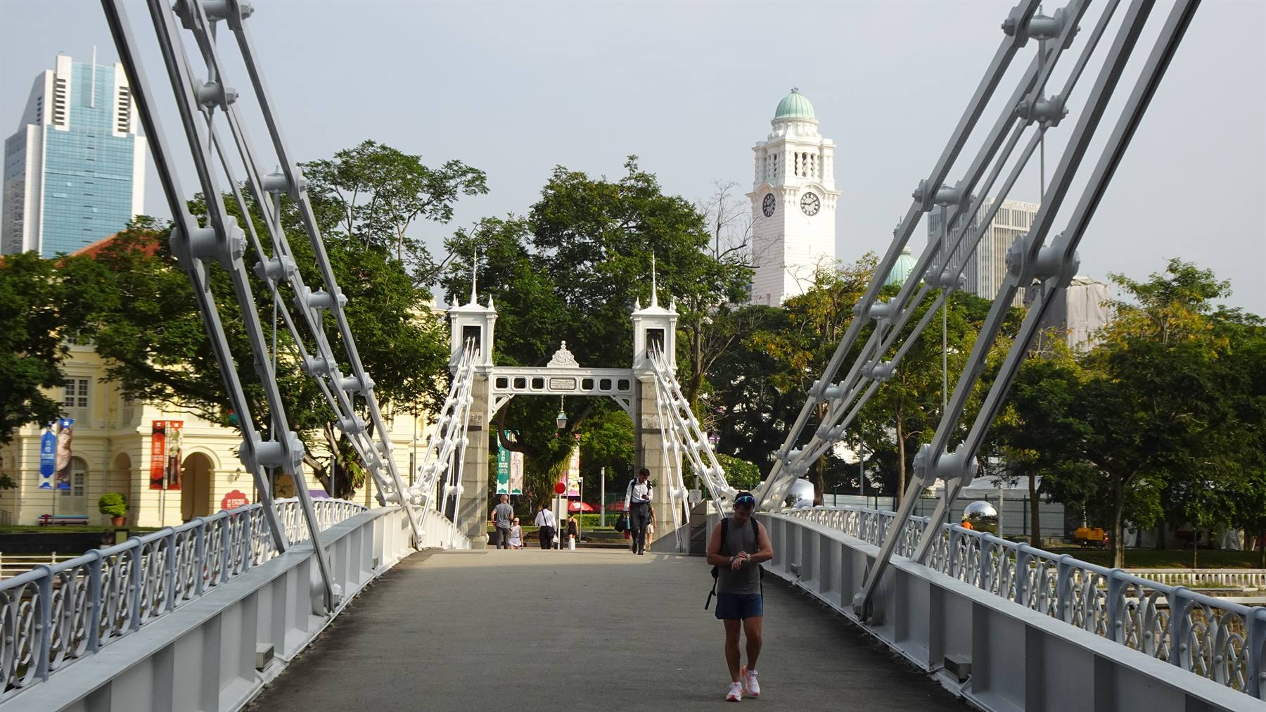Attraversando il ponte Cavenagh, con l'orologio che segna i nostri ricordi.