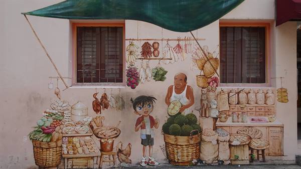 Un murale vivo di storie: il mercato profuma ancora di ricordi.