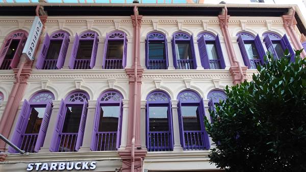 Facciata viola incantevole a Singapore: anche il caffè sa di avventura.