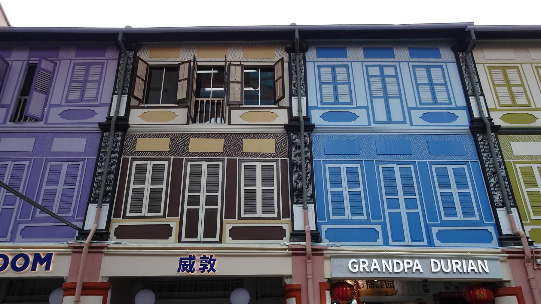 Case colorate che raccontano storie: ho fermato il passo, incantata.