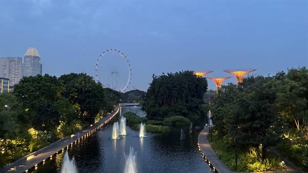Singapore al tramonto: fontane, luci e la ruota che ci sorride.