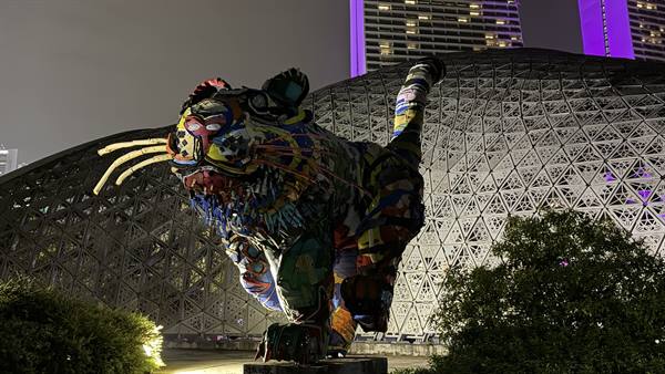 Quella notte a Singapore, la tigre colorata ci sorprese sotto le stelle.