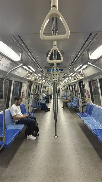 Metro quasi vuota: io, il mio zaino e la città che mi aspetta.