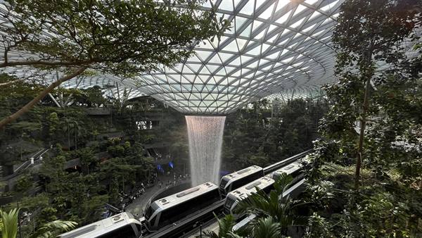 La cascata sotto la cupola: Singapore ci ha rubato il cuore.