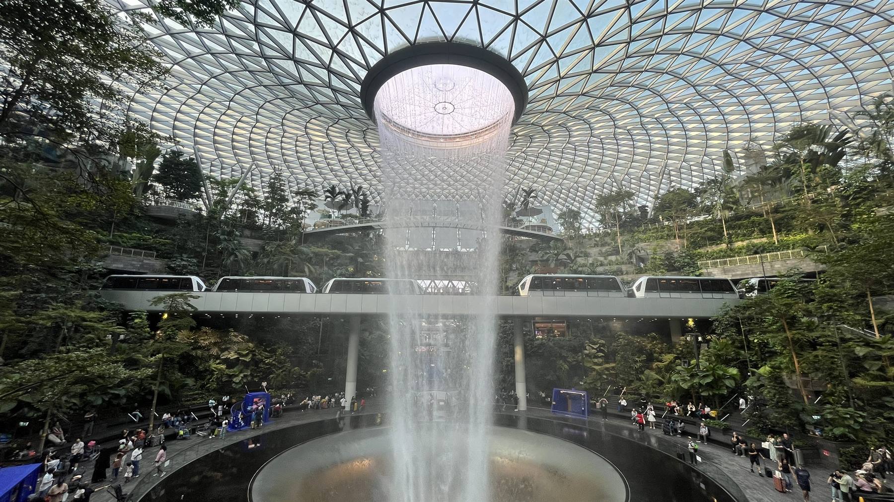 Cascata dentro un aeroporto: Singapore ci ha già stregato. ?