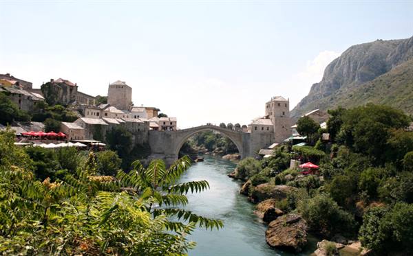 Il famoso ponte di Mostar, ricostruito dopo essere stato bombardato