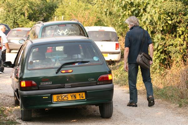 Pellegrini verso il luogo dell'apparizione che ci sarà tra poco...anche in taxi