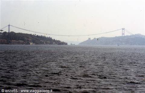 ISTAMBUL il nuovo ponte sul Bosforo, in costruzione.