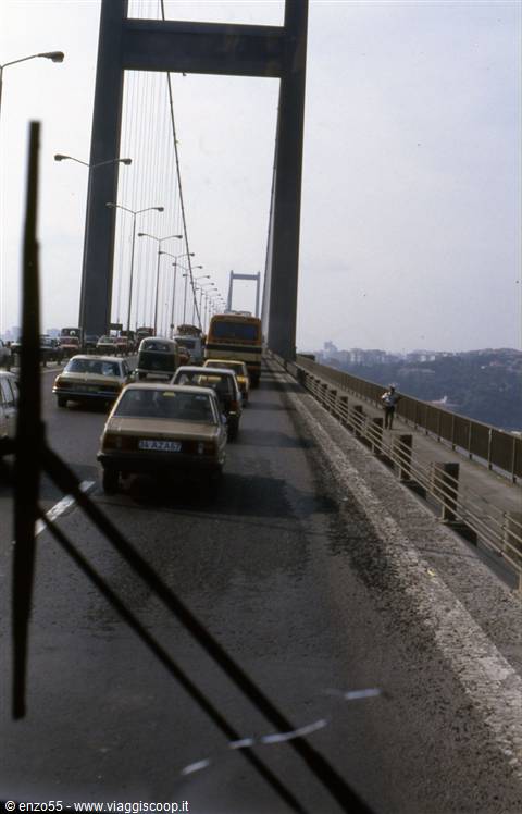ISTAMBUL il ponte sul Bosforo, unisce Europa e Asia