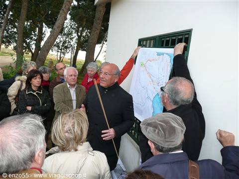 CASTELLO EURIALO - il dr. L. Guzzardi illustra la mappa del castello Eurialo -