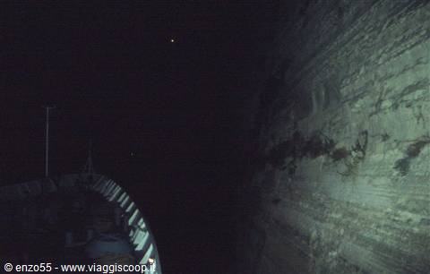 CANALE DI CORINTO ATTRAVERSATO DI NOTTE
