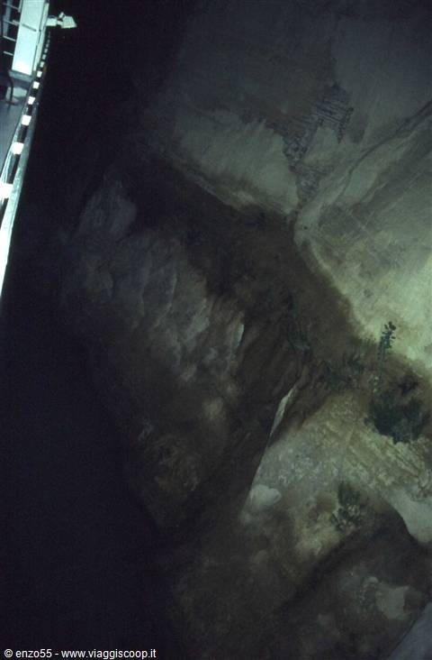 CANALE DI CORINTO ATTRAVERSATO DI NOTTE