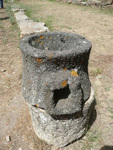 MORGANTINA stoà nord - macina in basalto