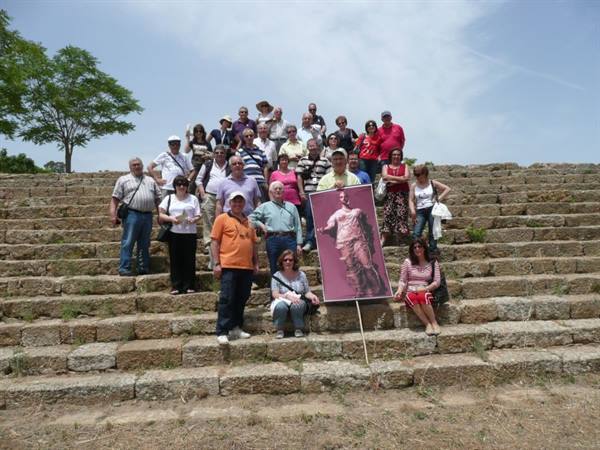 MORGANTINA - il gruppo di Archeoclub sulla scalinata del teatro orizzontale - ekklesiasterion -
