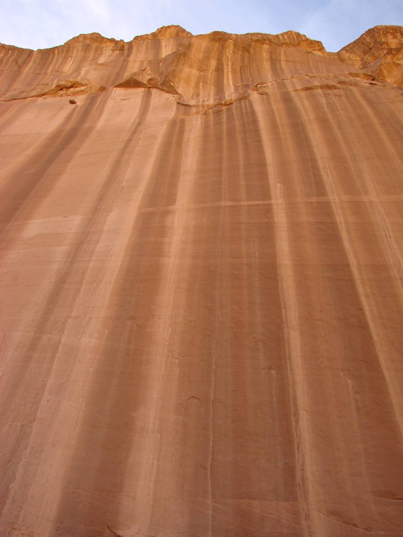 parete rocciosa all'interno di uno wadi