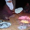 preparazione della Taajeelah- pane cotto sotto la sabbia LIBYAN ARAB JAMAHIRIYA 