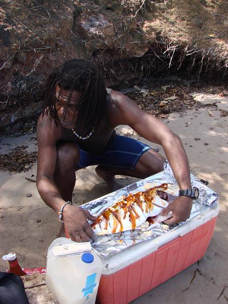 Roland che ci prepara il pesce pescato da Andrea