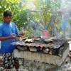 isolano che cucina il pan de coco POLINESIA FRANCESE 