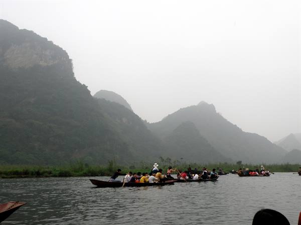 Sul fiume verso la Pagoda dei Profumi