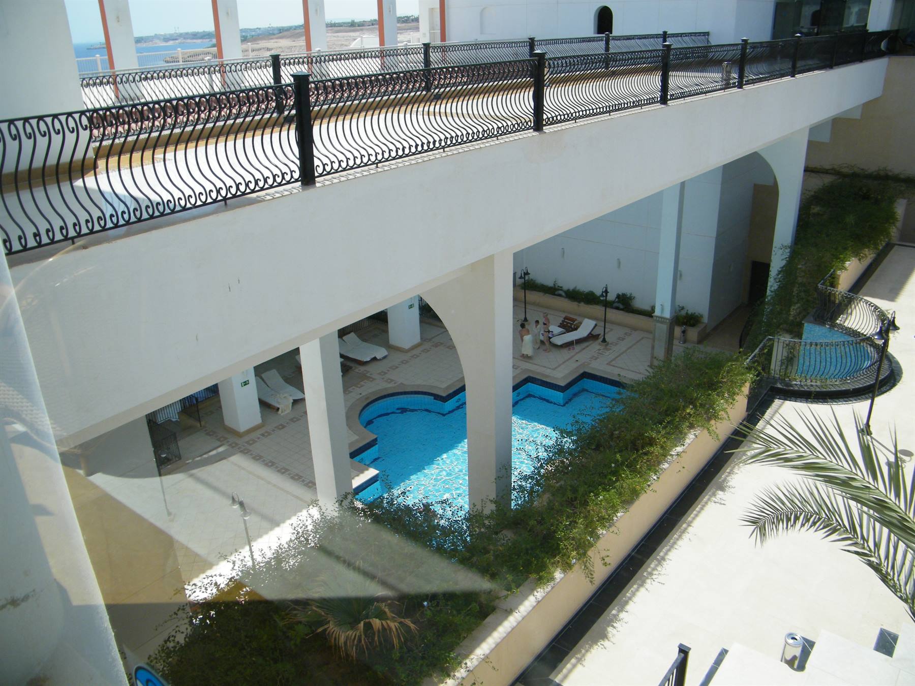 la piscina del 4° piano, adattissima ai bambini